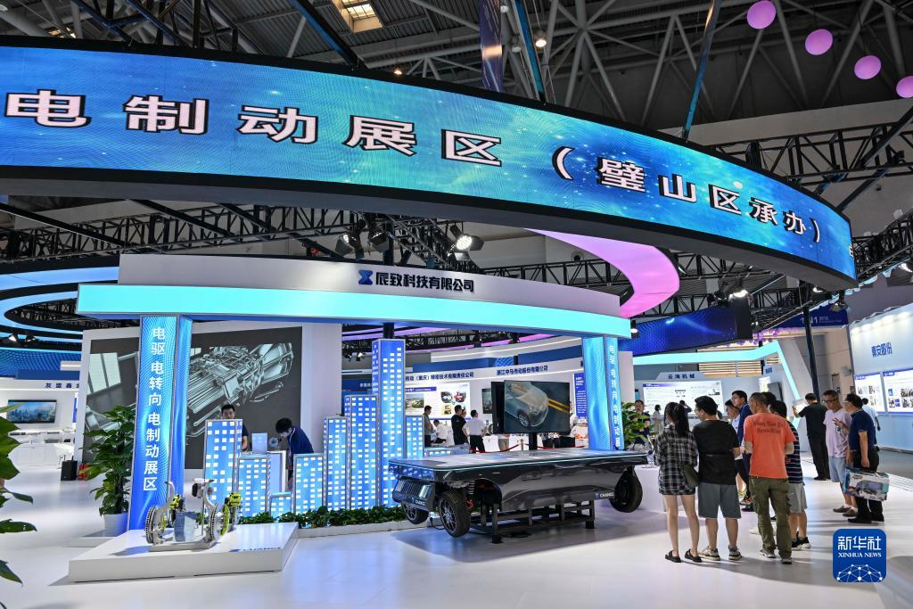9月4日，觀眾在2023智博會(huì)“電驅(qū)、電轉(zhuǎn)向、電制動(dòng)”展區(qū)參觀。當(dāng)日，為期三天的2023中國(guó)國(guó)際智能產(chǎn)業(yè)博覽會(huì)在重慶國(guó)際博覽中心拉開帷幕。本屆智博會(huì)圍繞智能網(wǎng)聯(lián)新能源汽車、智能裝備及智能制造、新一代信息技術(shù)、智慧城市四大專業(yè)板塊開展系列活動(dòng)。新華社記者 王全超 攝