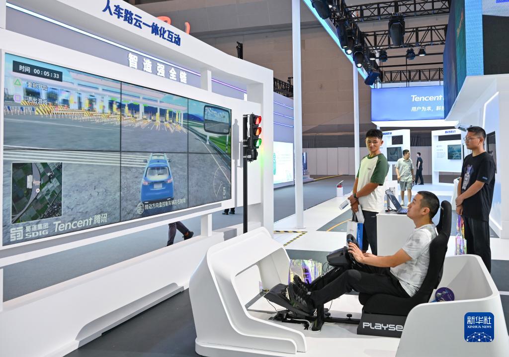 9月4日，觀眾在2023智博會(huì)騰訊展廳體驗(yàn)人車路云一體化互動(dòng)。新華社記者 王全超 攝
