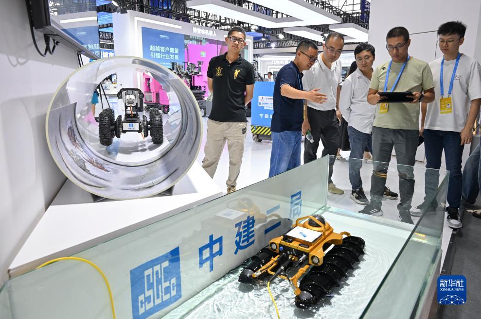 9月4日，觀眾在智博會(huì)上參觀中建二局展示的管道非開挖智能檢測(cè)“浮水機(jī)器人”。新華社記者 王全超 攝