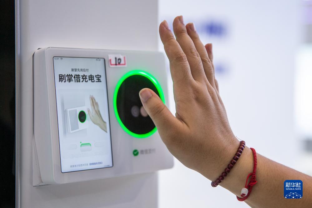 9月4日，在2023智博會(huì)騰訊展廳，工作人員演示微信刷掌。新華社記者 儲(chǔ)加音 攝