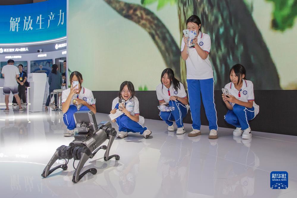 9月4日，在2023智博會(huì)科大訊飛展廳，訊飛工業(yè)巡檢機(jī)器人與觀眾互動(dòng)。新華社記者 儲(chǔ)加音 攝