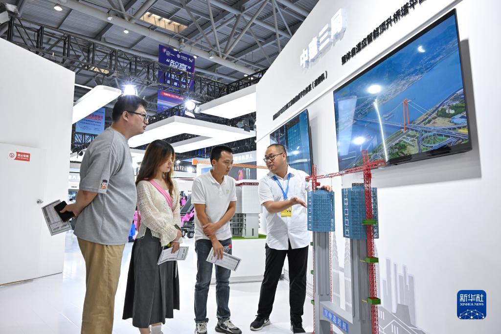 9月4日，觀眾在智博會(huì)上參觀中建三局展示的空中造塔機(jī)。新華社記者 王全超 攝